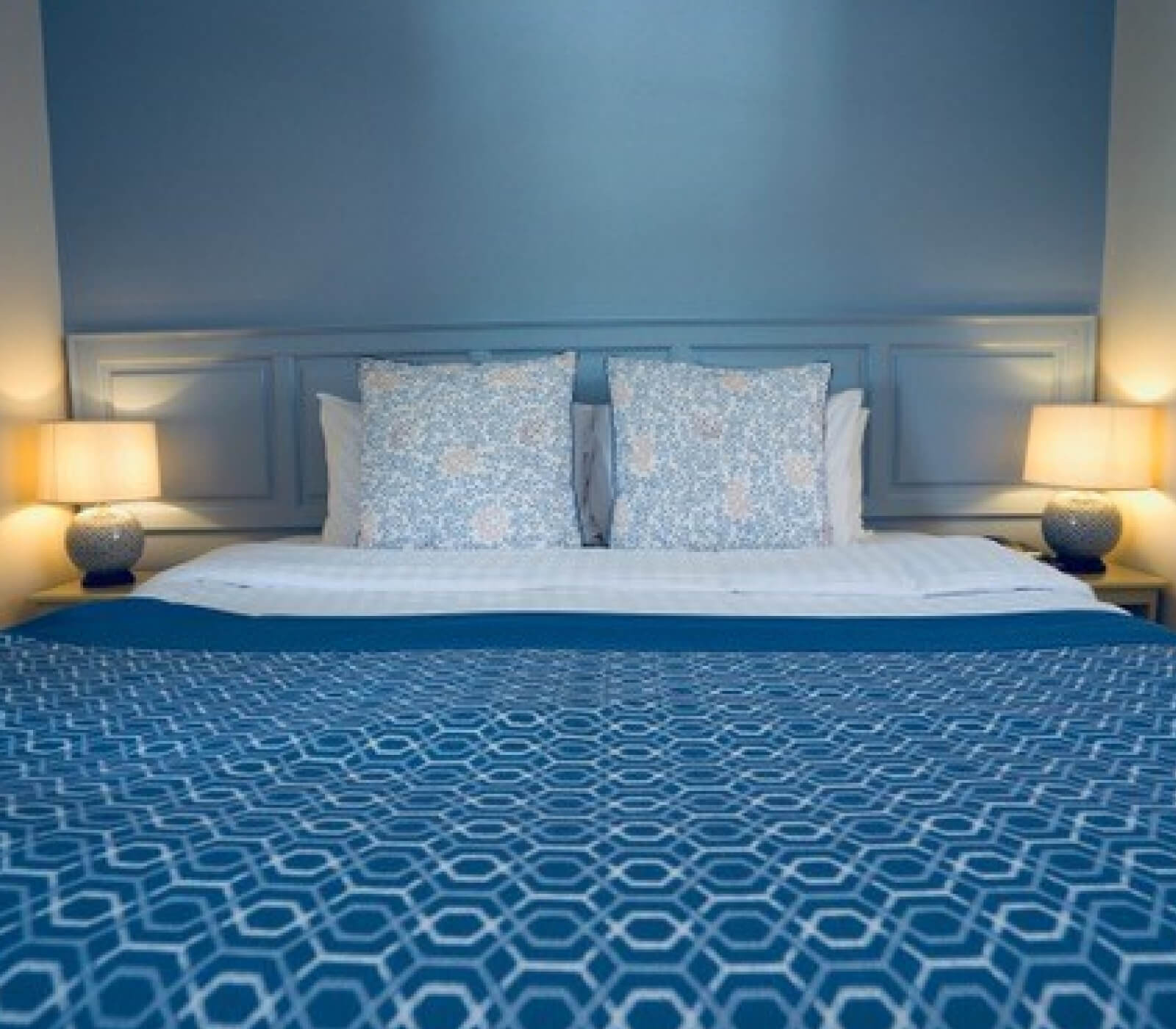 Bedroom with king size bed 