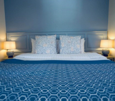 Bedroom with king size bed 